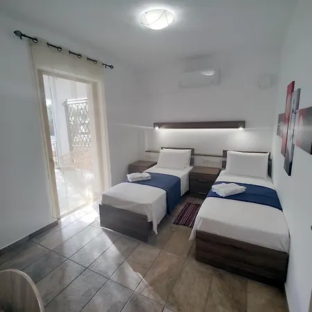 別荘 Arokariapartments